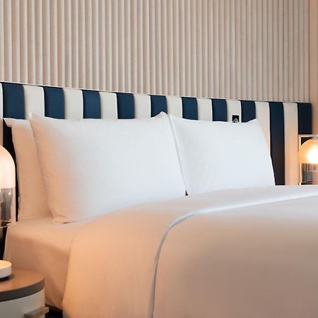 W Sydney酒店 外观 照片 A bed with a headboard